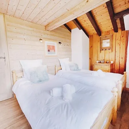 Spacieux 19pers, Piscine, Jacuzzi, Sauna & Salle De Jeux Dağ evi