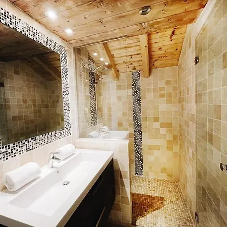 Spacieux 19pers, Piscine, Jacuzzi, Sauna & Salle De Jeux Dağ evi *