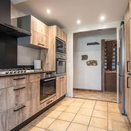 Spacieux 19pers, Piscine, Jacuzzi, Sauna & Salle De Jeux Dağ evi