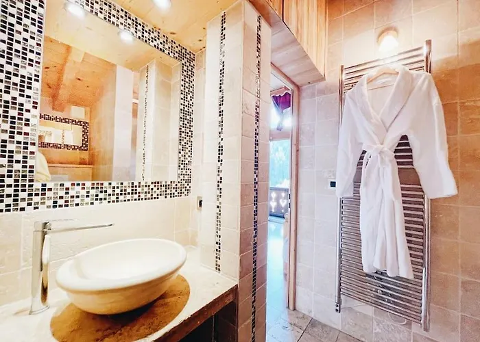 Spacieux 19pers, Piscine, Jacuzzi, Sauna & Salle De Jeux