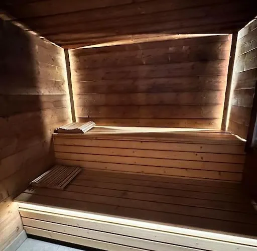 Spacieux 19pers, Piscine, Jacuzzi, Sauna & Salle De Jeux *