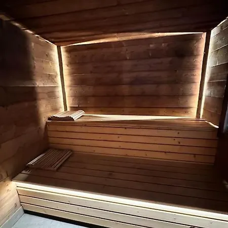 Spacieux 19pers, Piscine, Jacuzzi, Sauna & Salle De Jeux *